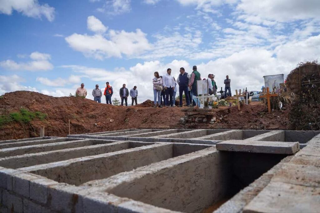 VERIFICA JORGE MIRANDA LA CONSTRUCCIÓN DE GAVETAS EN PANTEÓN “JARDÍNES DEL RECUERDO”