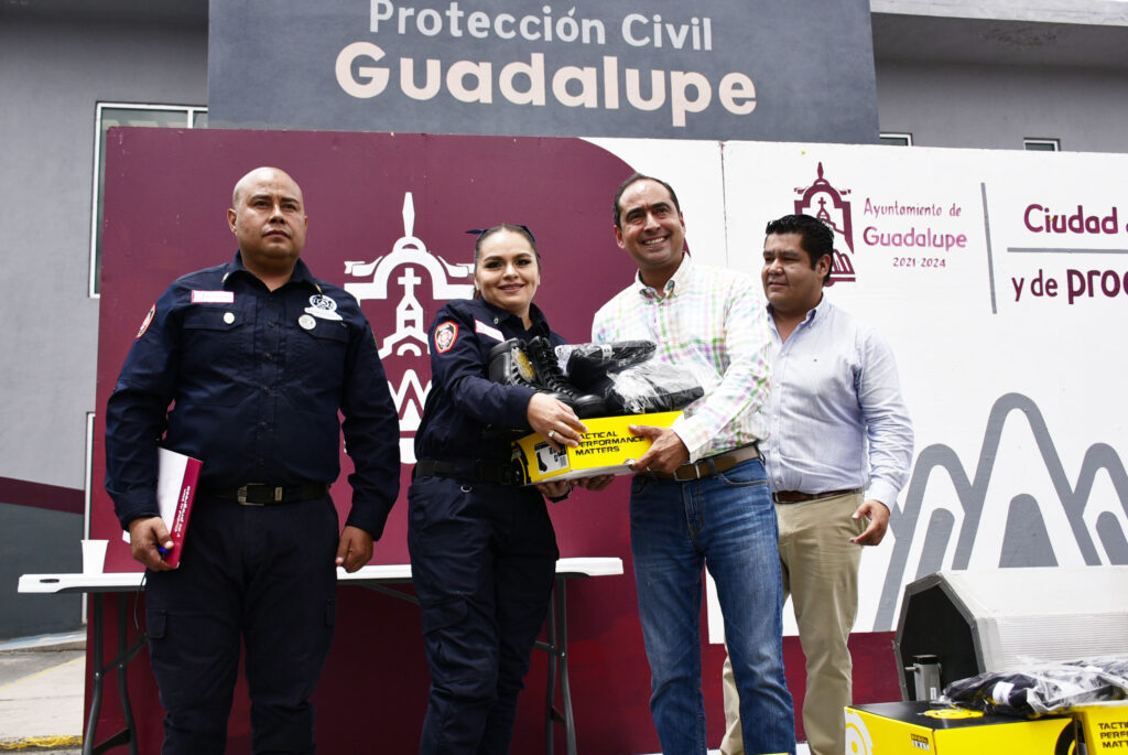 Reconoce Pepe Saldívar a Bomberos de Guadalupe en su día