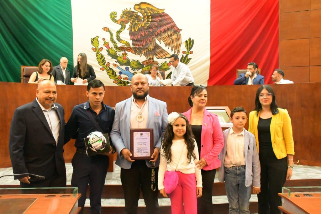 DIPUTADOS RECONOCEN AL “PROFE RICOY”, POR SU APORTACIÓN DEPORTIVA A LA JUVENTUD FRESNILLENSE