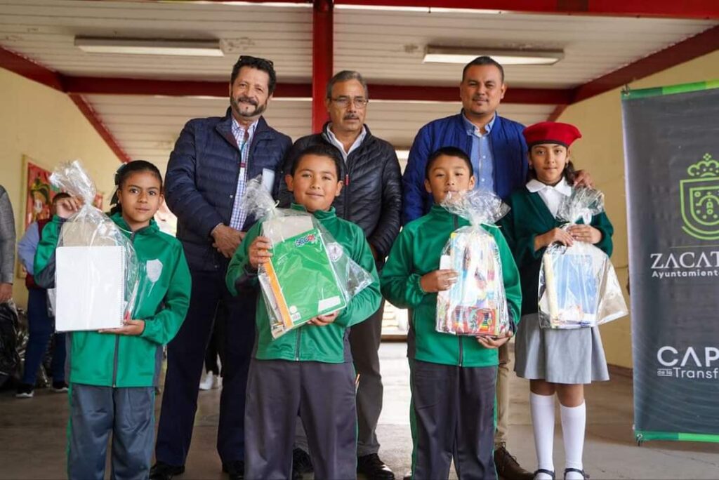 ARRANCA ENTREGA DE PAQUETES ESCOLARES EN LAS PRIMARIAS DE LA CAPITAL