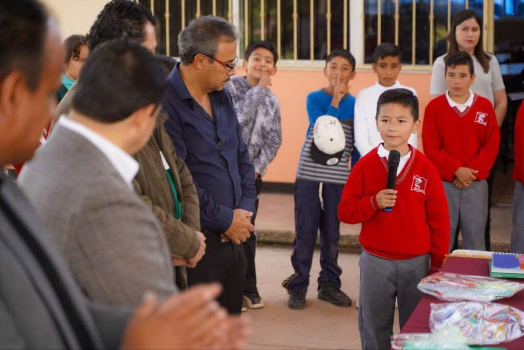 ENTREGA JORGE MIRANDA PAQUETES ESCOLARES EN LA COLONIA C.T.M.