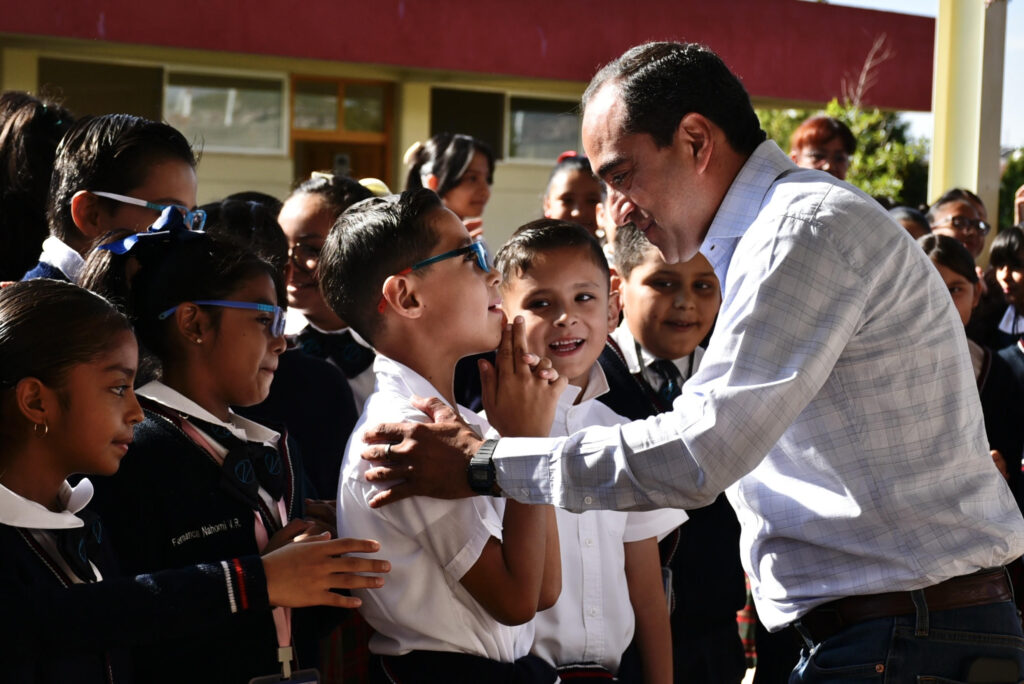 Entrega Pepe Saldívar, útiles escolares en escuelas de nivel básico