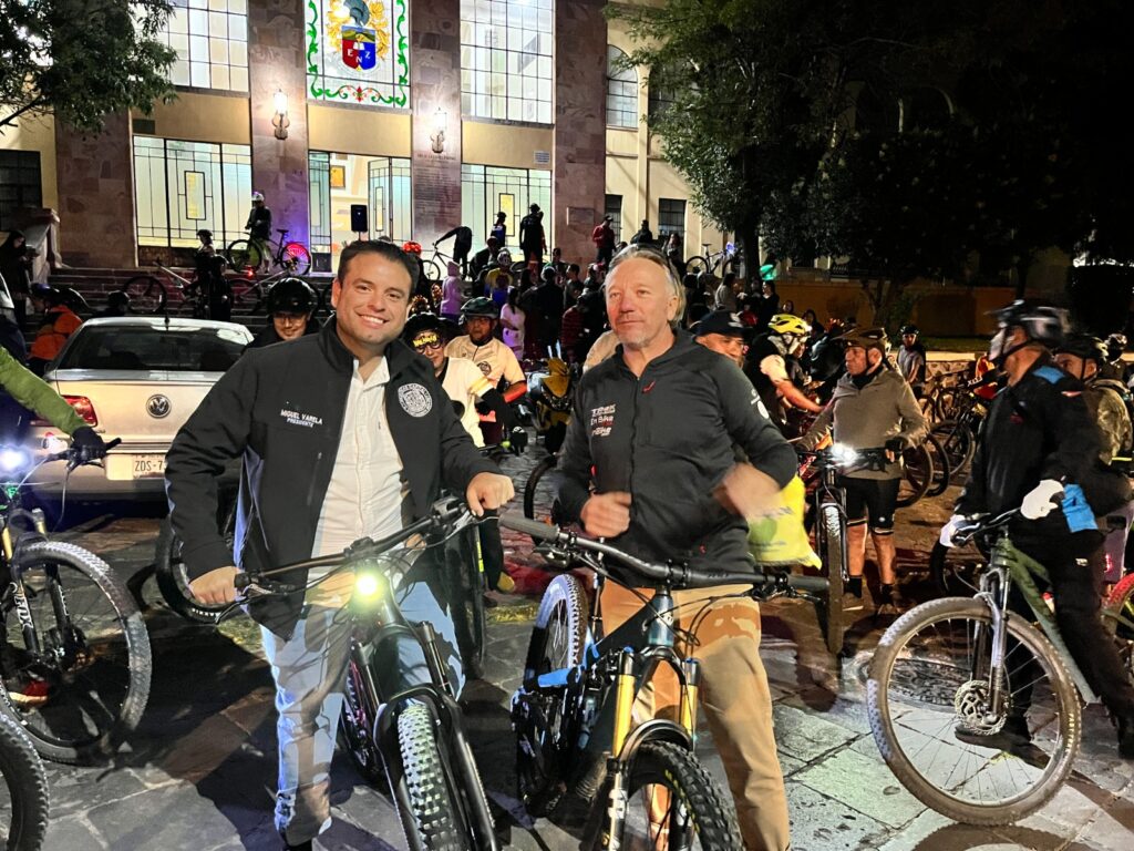 PARTICIPA MIGUEL VARELA EN LA RODADA CICLISTA DE DISFRACES