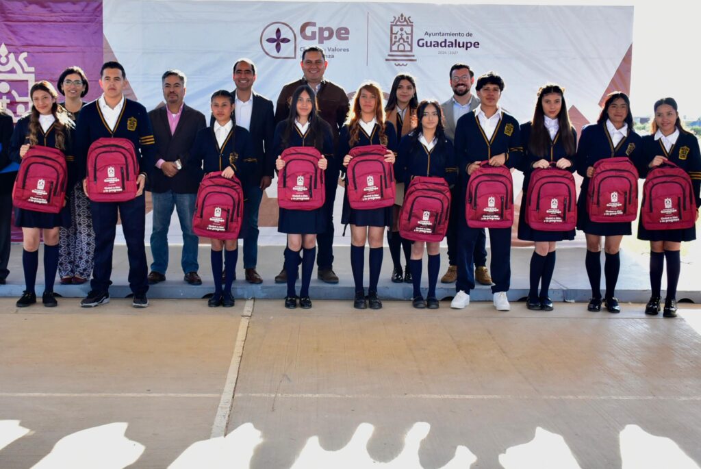 Con entrega de Mochilas se benefician estudiantes de la comunidad de Tacoaleche