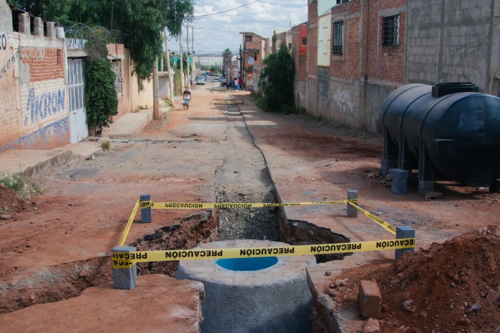 Supervisa Pepe Saldívar rehabilitación de red de drenaje sanitario en la colonia La Fe