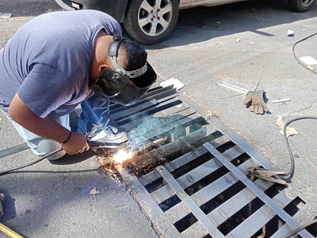 REPARAN SOCAVÓN EN LA COLONIA LAS PALMAS POR INSTRUCCIÓN DEL ALCALDE MIGUEL VARELA