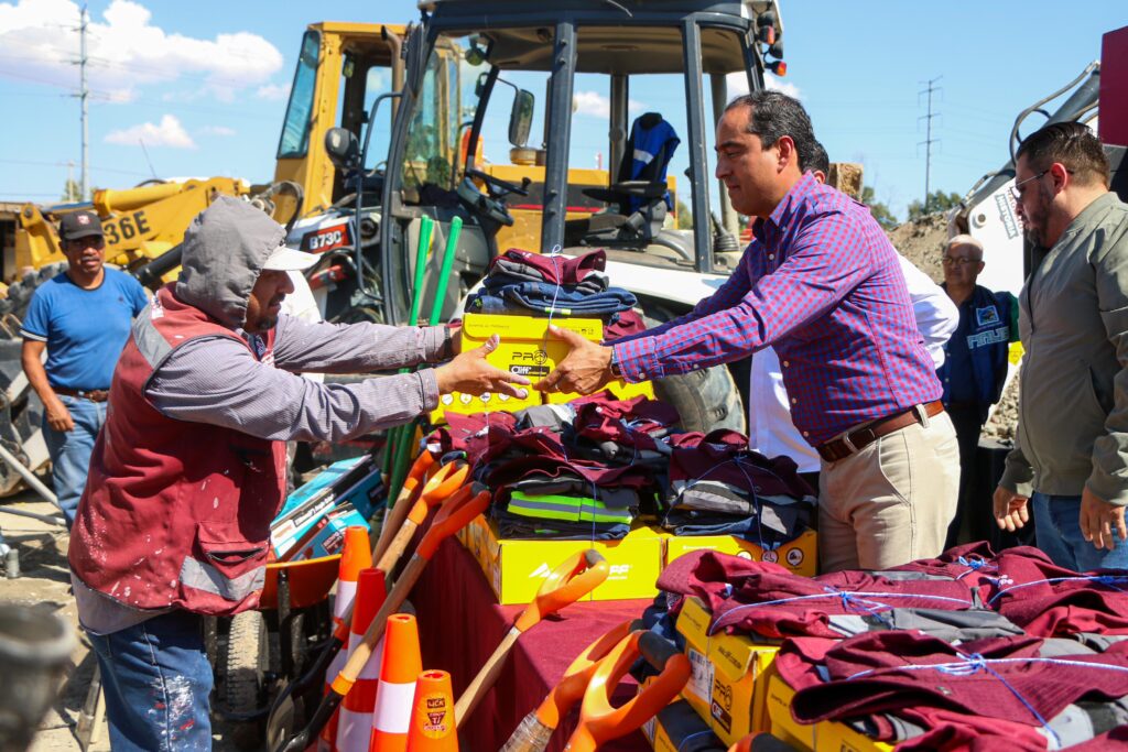 Con entrega de uniformes a personal de Obras Públicas Fortalece Pepe Saldívar la prestación de servicios en el Municipio