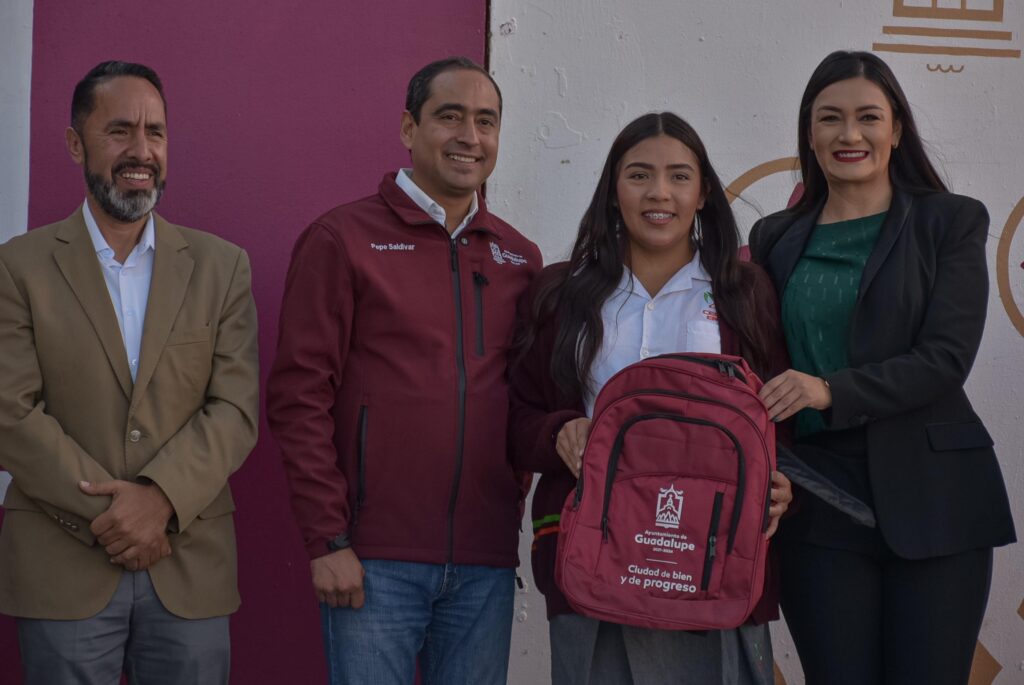 Con entrega de Mochilas escolaresContribuye Gobierno de Pepe Saldívar en el desarrollo educativo de jóvenes guadalupenses