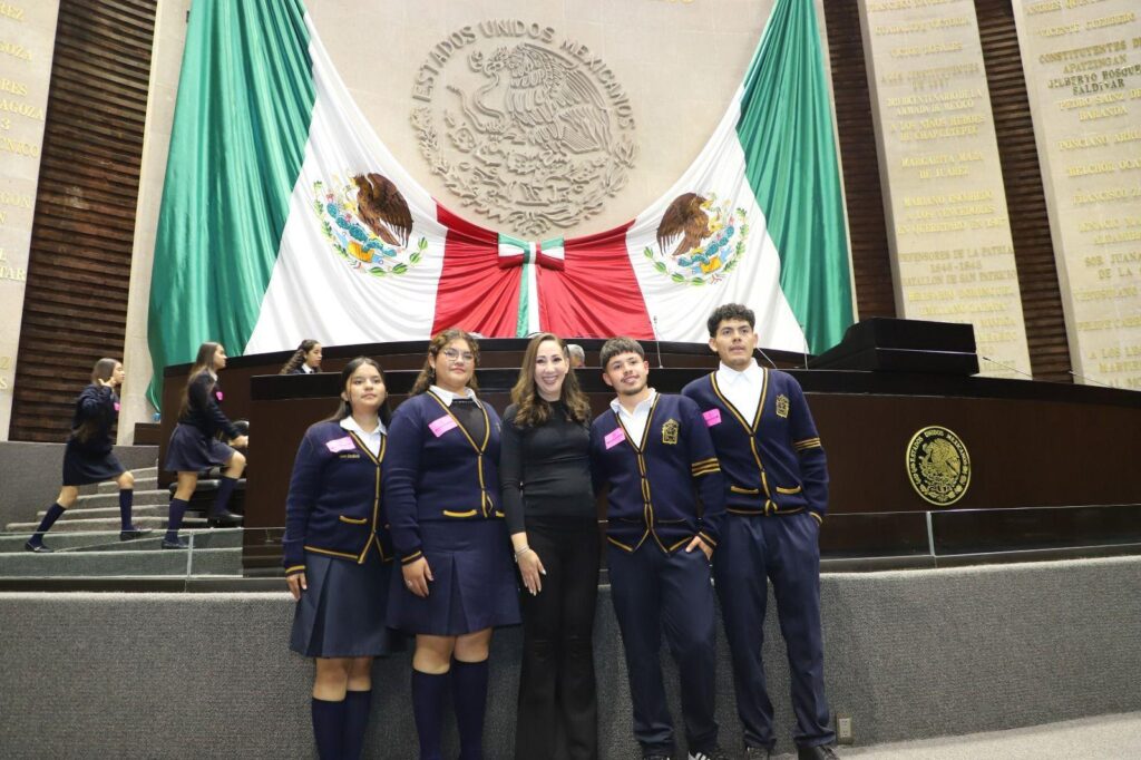 ACERCA NOEMÍ LUNA A ESTUDIANTES DE PINOS, PÁNFILO NATERA, TACOALECHE Y CALERA AL EJERCICIO LEGISLATIVO FEDERAL