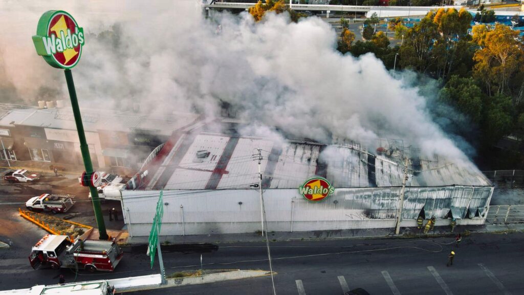 INCENDIO EN SUPERMERCADO MOVILIZA A PROTECCIÓN CIVIL; NO SE REPORTAN VÍCTIMAS