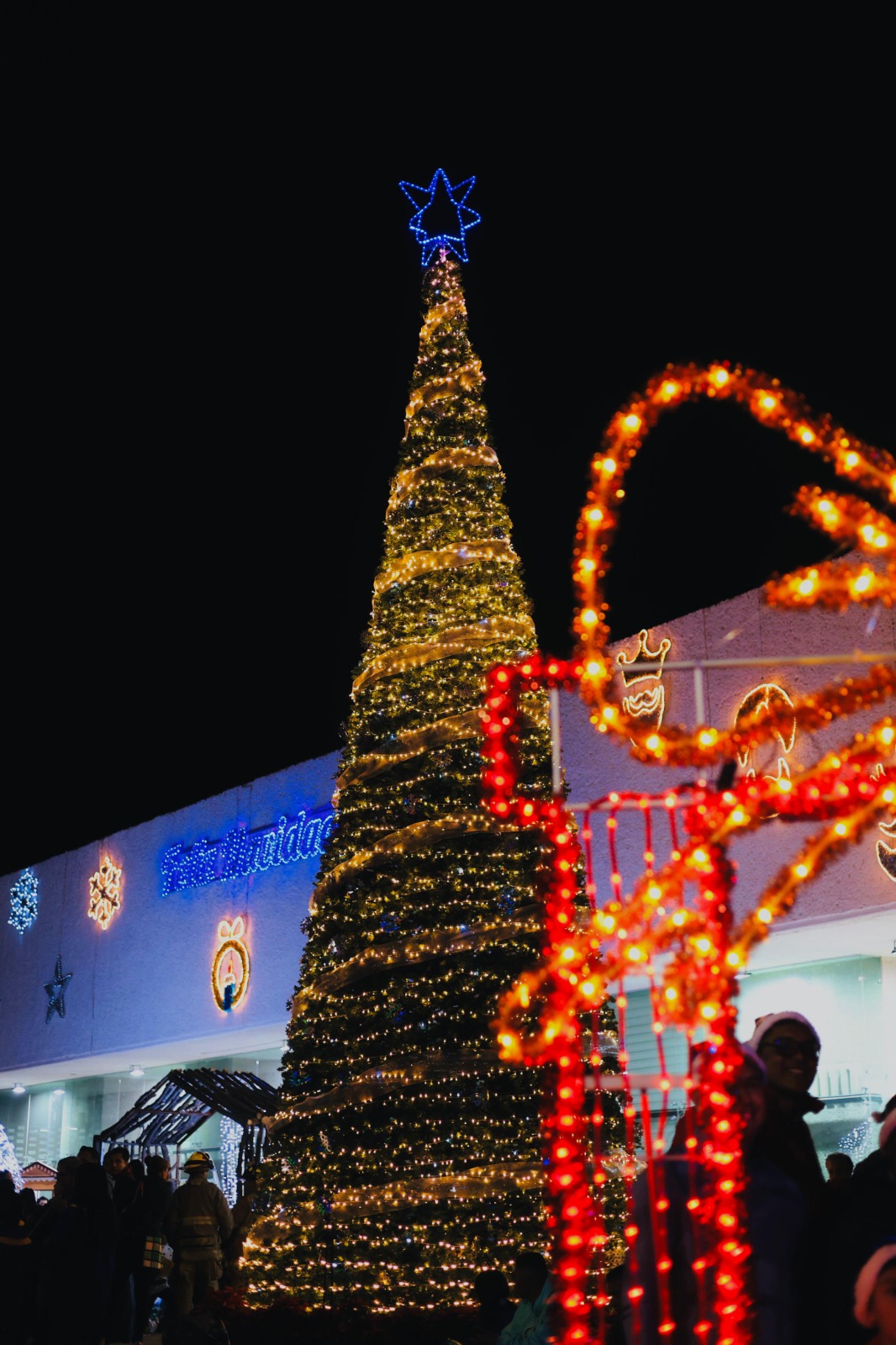 EL AYUNTAMIENTO DE ZACATECAS ENCIENDE EL ESPÍRITU NAVIDEÑO CON TRADICIONAL ÁRBOL Y VILLA