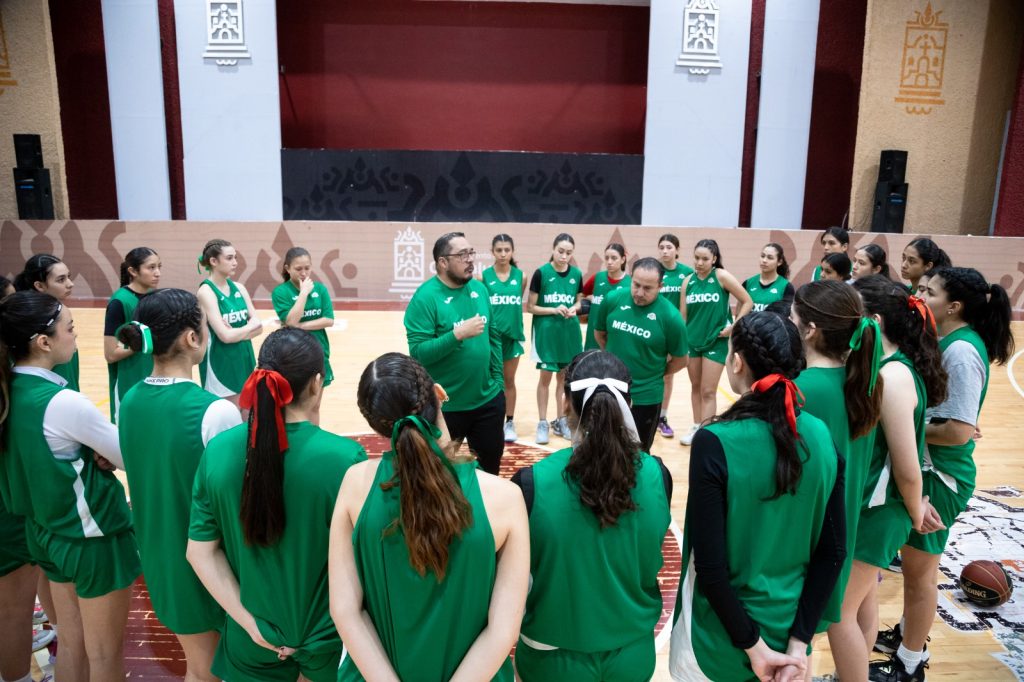 Recibe Pepe Saldívar en el Auditorio de la Presidencia Municipal de GuadalupeA basquetbolistas de la Pre-Selección Mexicana Femenil U17