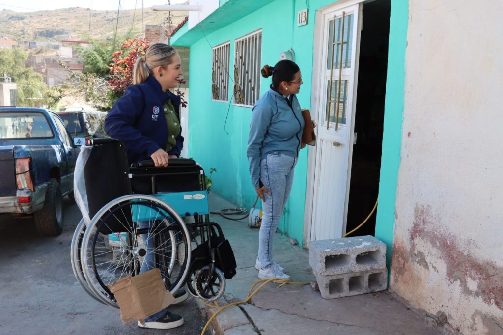 CON CERCANÍA Y CALIDEZ ENTREGA DIF CAPITAL APOYOS FUNCIONALES