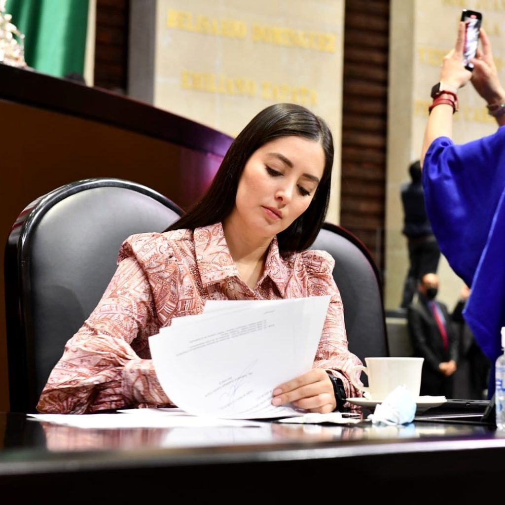 EXIGE FUENSANTA GUERRERO SENSIBILIZAR A ESTUDIANTES ZACATECANOS SOBRE RIESGOS PENALES DEL USO DE LA IA