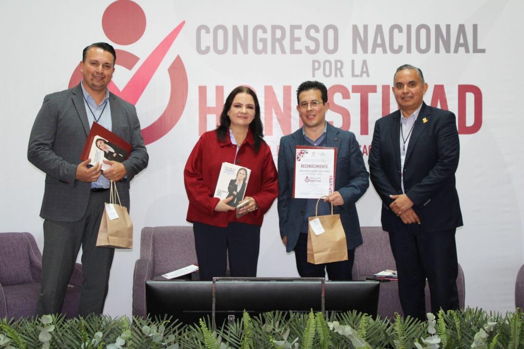 “Luz en la Sombra”, testimonio y orientaciones para servidores públicos: Julieta del Río