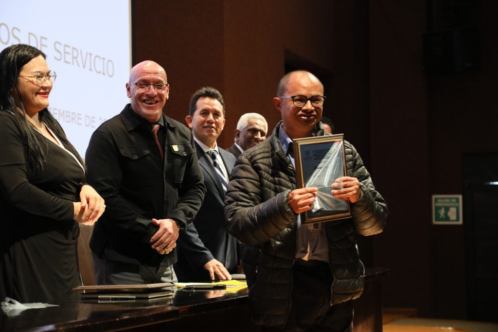 PODER JUDICIAL Y SUTSEMOP RECONOCEN A BASE TRABAJADORA POR AÑOS DE SERVICIO EN LA INSTITUCIÓN