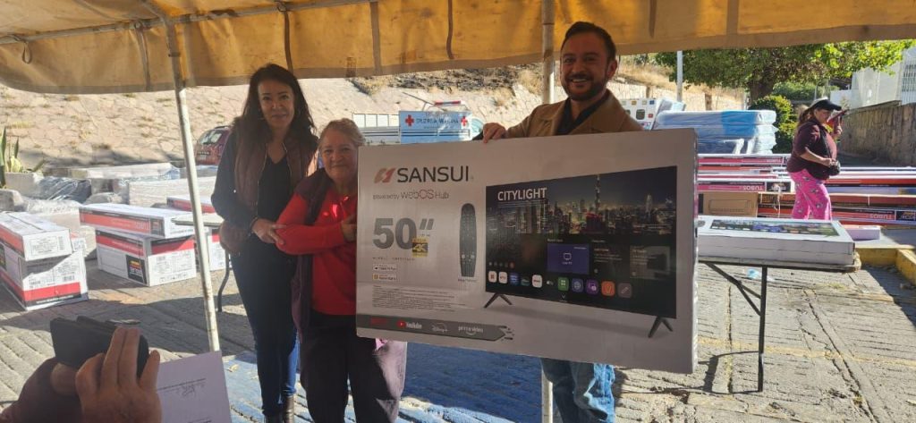 Fundación Orgullo Por Zacatecas y Ayuntamiento Capitalino realizan última entrega del año de paquetes de vivienda