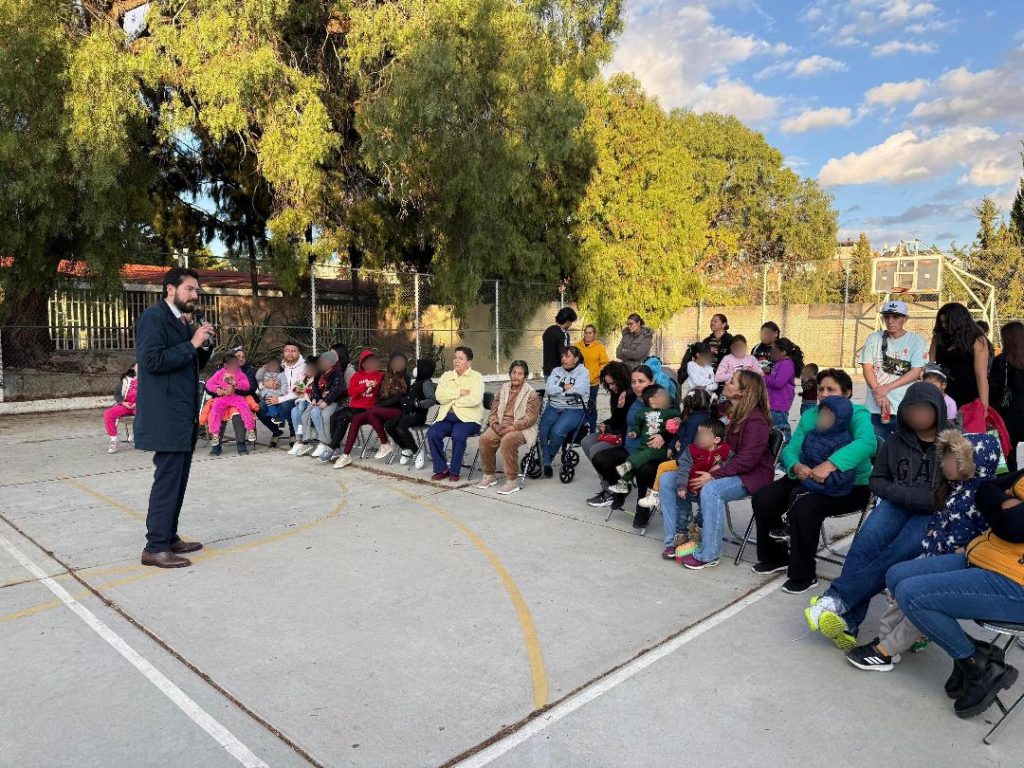 Diputado Santos González recorre colonias de Zacatecas capital y comparte el espíritu de la Navidad con las familias