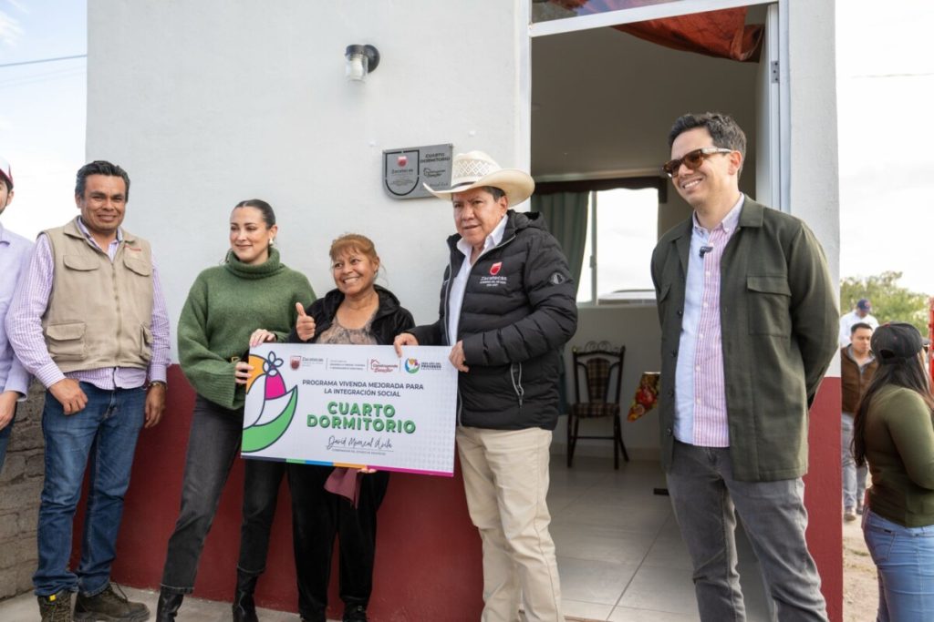 Beneficia Gobernador David Monreal Ávila con dormitorios y baños a familias de El Visitador