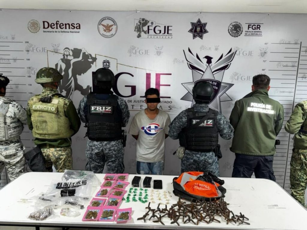 Detuvieron Fuerzas de Seguridad en Pinos a masculino con droga, detonadores y cargadores de armas