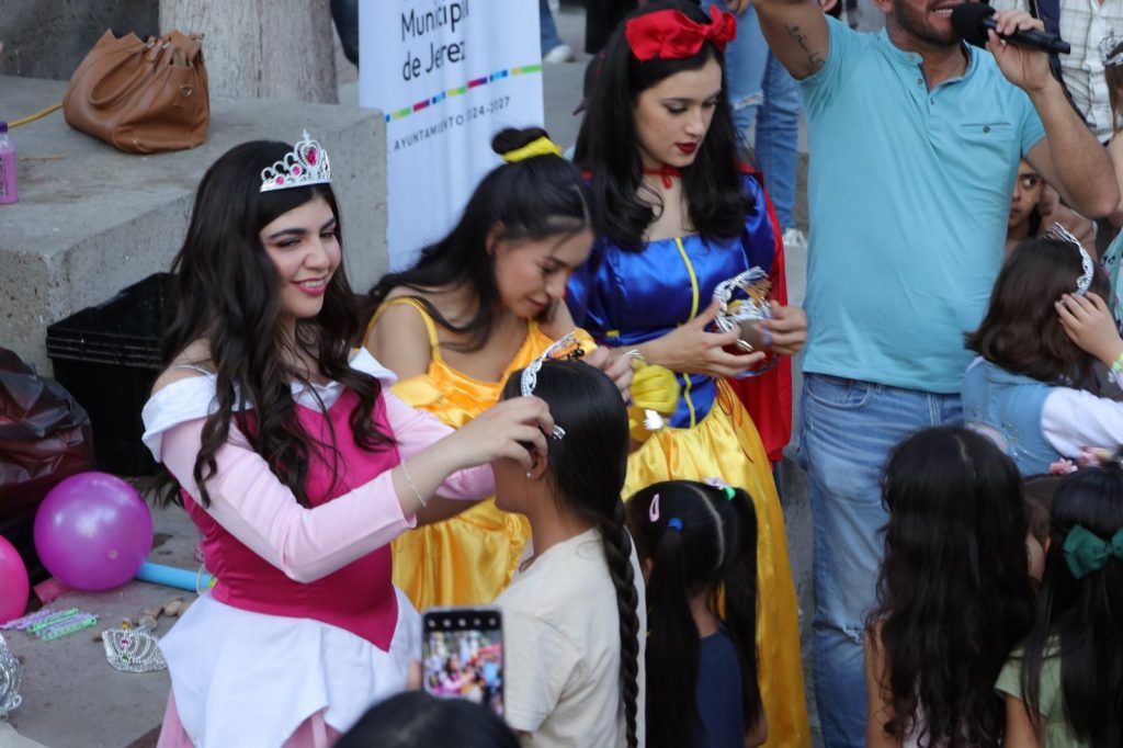 CANDIDATAS A REINA DE LA FERIA DE LA PRIMAVERA DE JEREZ, CONVIVEN CON FAMILIAS EN LA TARDE DE PRINCESAS Y PRÍNCIPES 