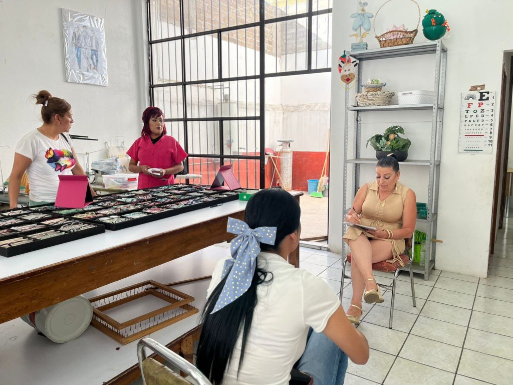 Miguel Varela impulsa la salud en las colonias con “Martes de Salud Visual” 