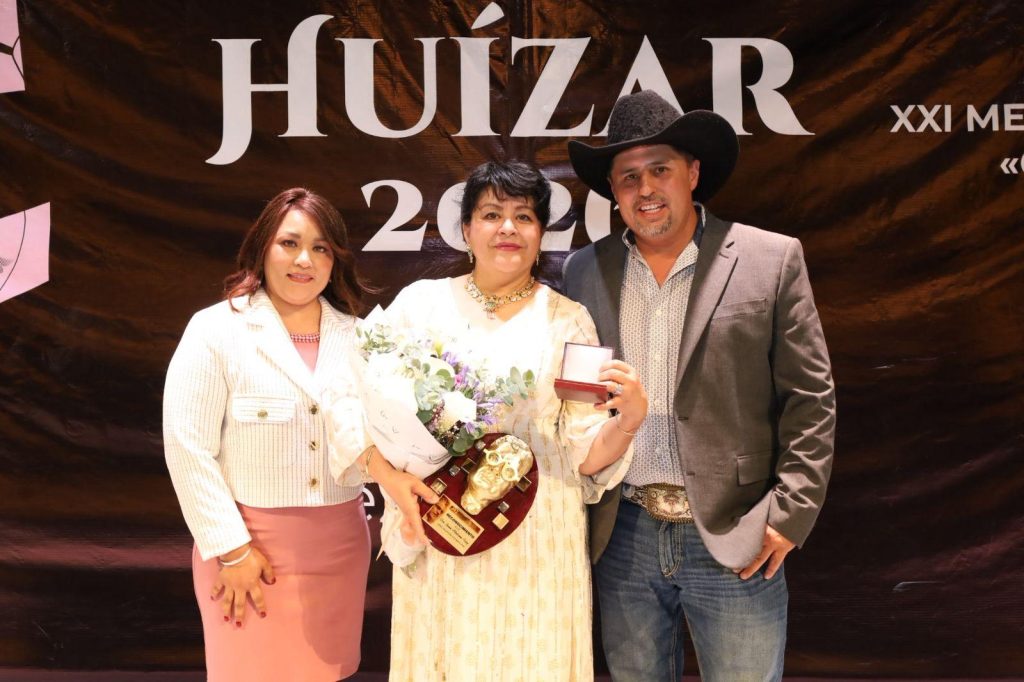 SONIA MEDRANO RUIZ RECIBE LA XXI MEDALLA CANDELARIO HUÍZAR EN JEREZ