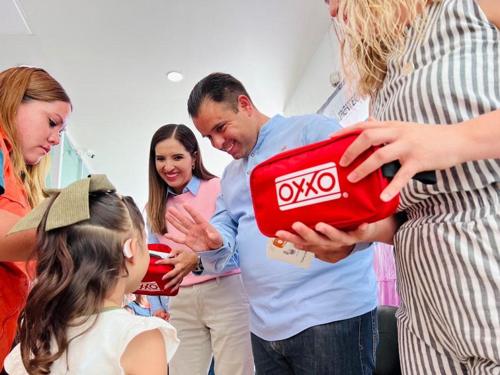 Entrega Miguel Varela apoyos auditivos en alianza con Fundación Oxxo y MVS Radio