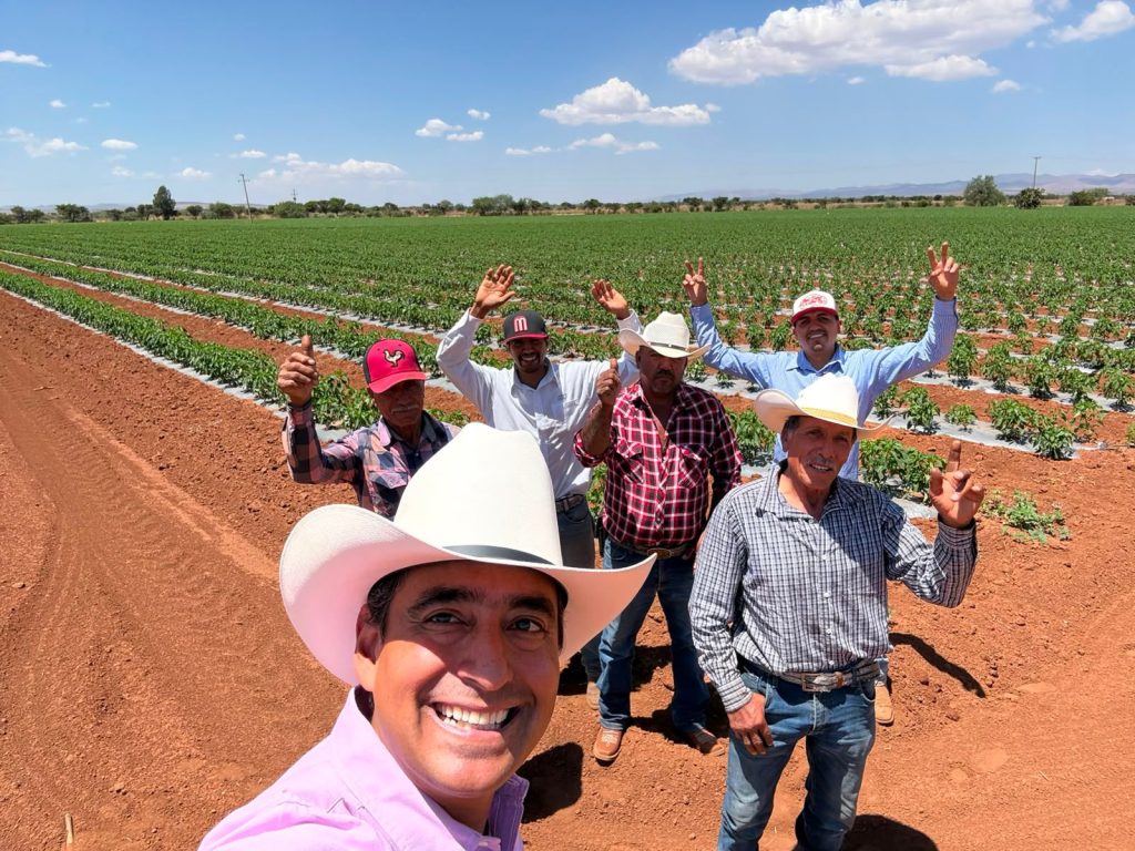  Supervisa Pepe Saldívar en la Cocinera, Guadalupe aplicación de implementos agrícolas entregados por David Monreal